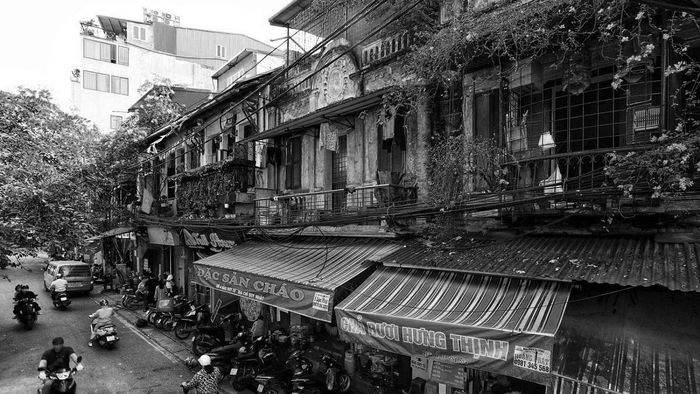 Ảnh đen trắng về Phố cổ Hà Nội mang lại sự thanh tĩnh, yên bình