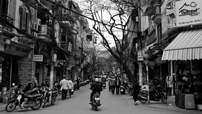 Bức ảnh đen trắng về Phố cổ Hà Nội xưa, tái hiện vẻ đẹp của một Hà Nội cổ kính