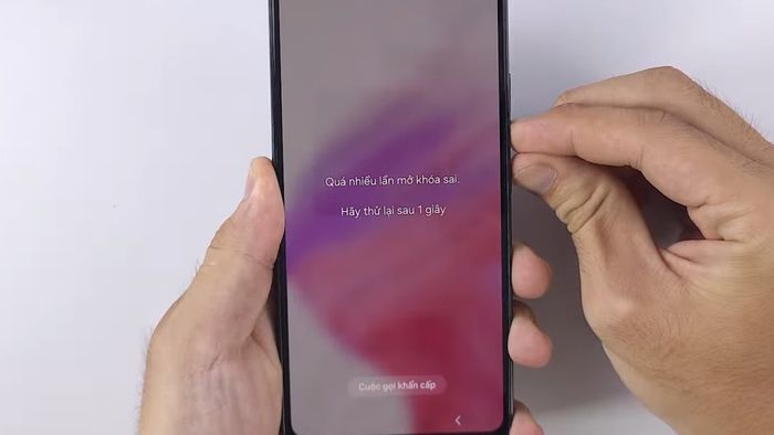 Cách xoá mật khẩu màn hình Samsung bằng Hard Reset - bước 1