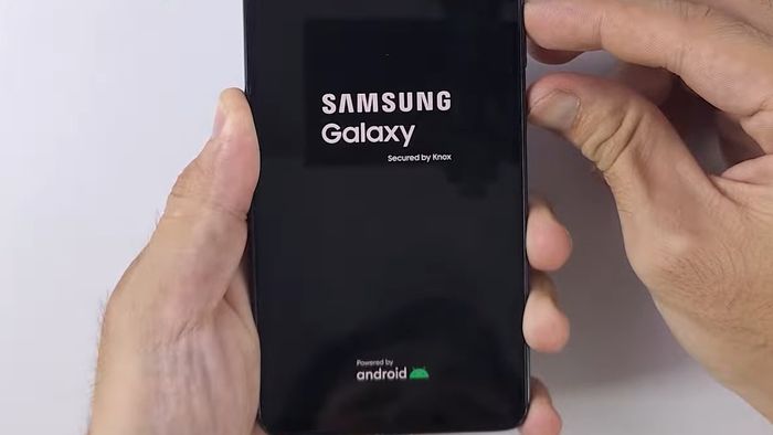 Cách xoá mật khẩu màn hình Samsung bằng Hard Reset - bước 2