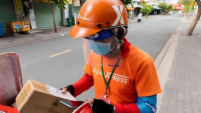 Gửi email để tra cứu thông tin Shopee Express