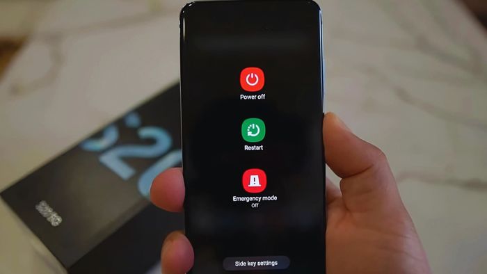 Khởi động lại điện thoại để dọn dẹp rác