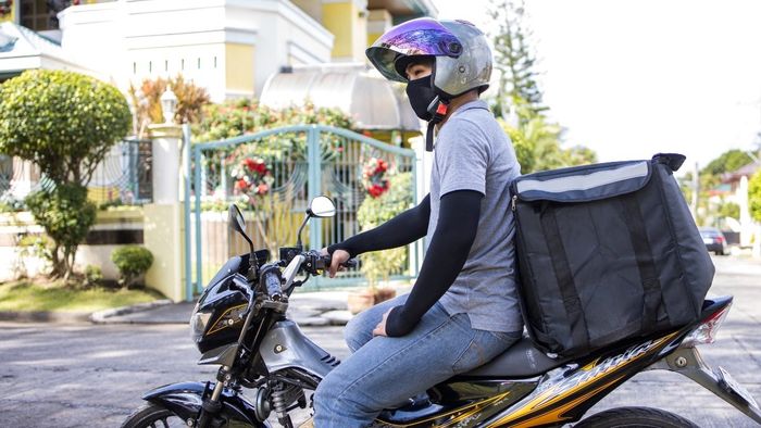 Khoảnh khắc shipper đang giao hàng tận tâm