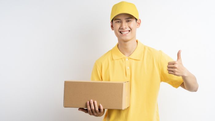 Khoảnh khắc shipper đang giao hàng tận tâm và chuyên nghiệp