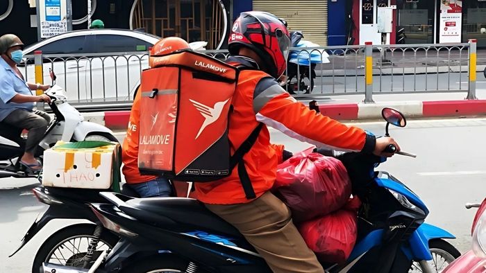 Những bức ảnh shipper giao hàng đầy ý nghĩa và chân thực