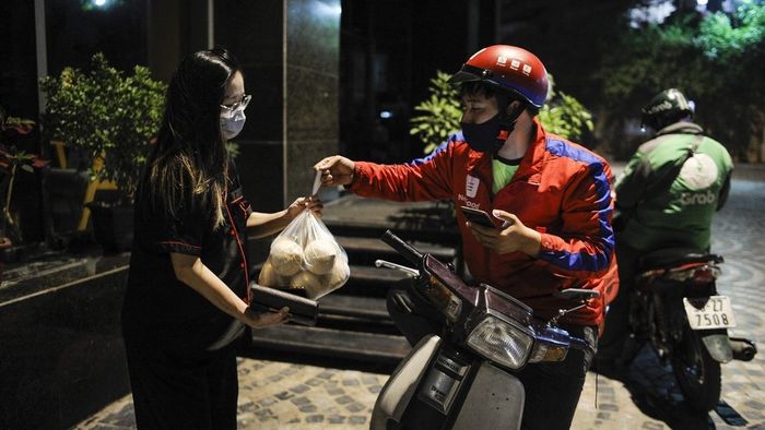 Khoảnh khắc shipper đang giao hàng với sự tận tâm và chuyên nghiệp