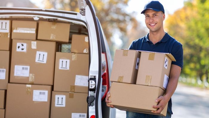 Hình ảnh shipper giao hàng đẹp và đầy cảm xúc nhất