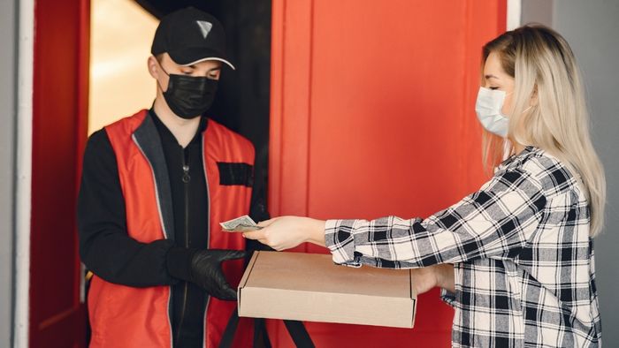 Khoảnh khắc shipper đẹp và chuyên nghiệp khi giao hàng