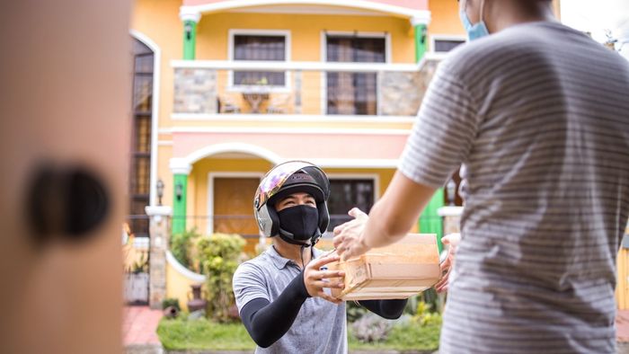 Hình ảnh shipper đẹp và đầy cảm xúc trong công việc giao hàng