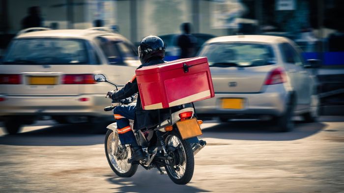 Những hình ảnh shipper đẹp và ấn tượng khi giao hàng