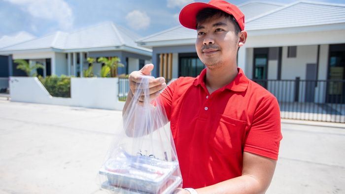 Hình ảnh shipper giao đồ ăn đầy năng lượng và nhiệt huyết
