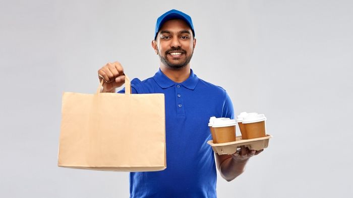 Hình ảnh shipper giao đồ ăn đầy năng lượng và nhiệt huyết