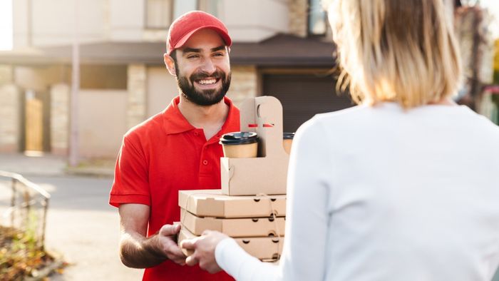 Hình ảnh shipper giao đồ ăn với sự tận tụy và trách nhiệm