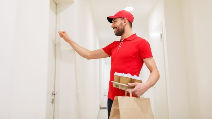 Những bức ảnh shipper giao đồ ăn với nụ cười tươi tắn và vui vẻ