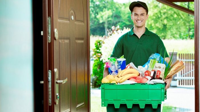 Khoảnh khắc shipper giao đồ ăn đầy niềm vui và hạnh phúc