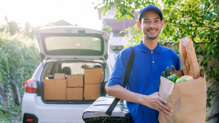 Hình ảnh shipper giao đồ ăn với nụ cười rạng rỡ và đầy cảm hứng