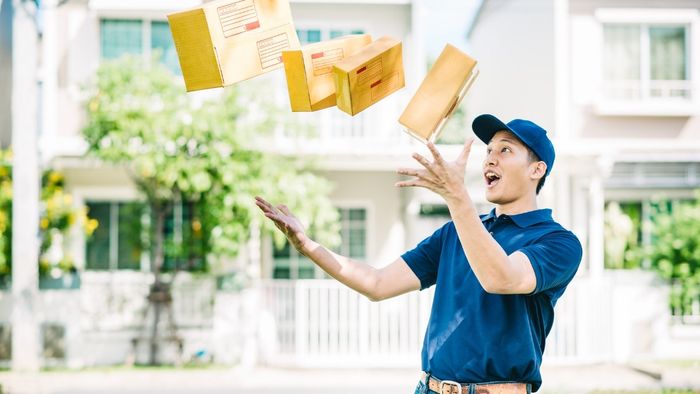 Hình ảnh shipper hài hước và đầy cảm xúc