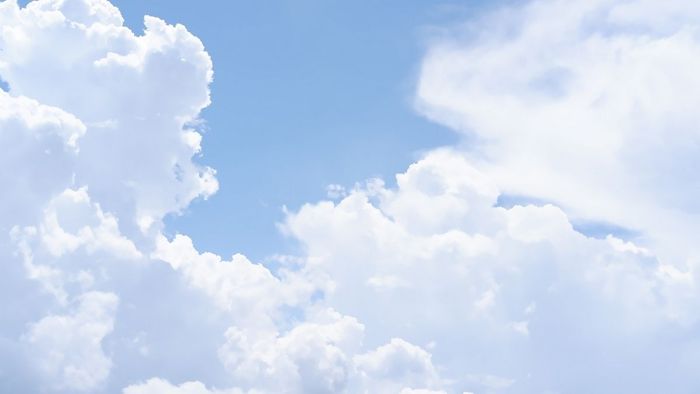 Hình nền bầu trời phủ đầy mây trắng