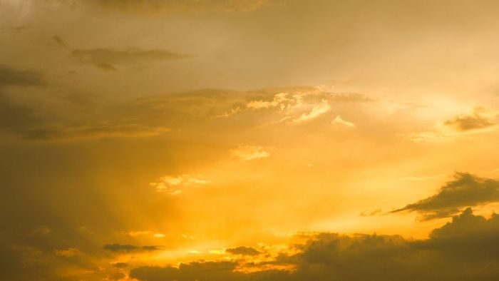 Hình nền bầu trời với sắc vàng ấm áp