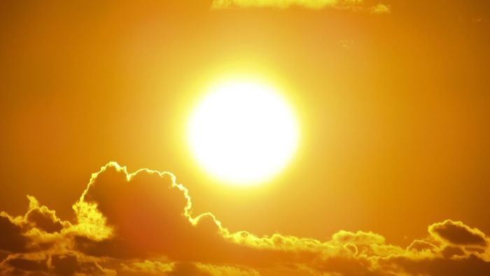 Hình nền với bầu trời sắc vàng sáng