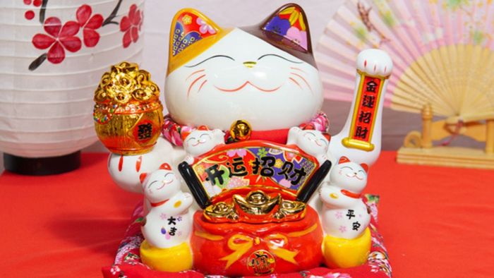 Hình nền mèo thần tài dễ thương mang lại may mắn và sự ngầu lòi cho không gian của bạn.