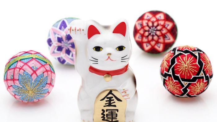 Hình nền với mèo thần tài dễ thương, mang lại vẻ dễ chịu và may mắn cho màn hình của bạn.