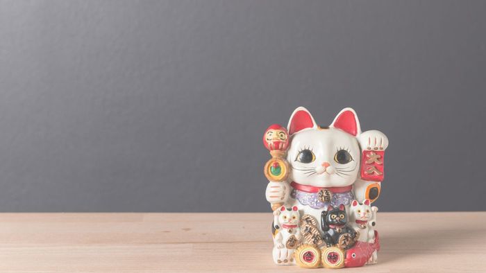 Hình nền mèo thần tài dễ thương sẽ làm cho màn hình máy tính của bạn tràn ngập may mắn và niềm vui.