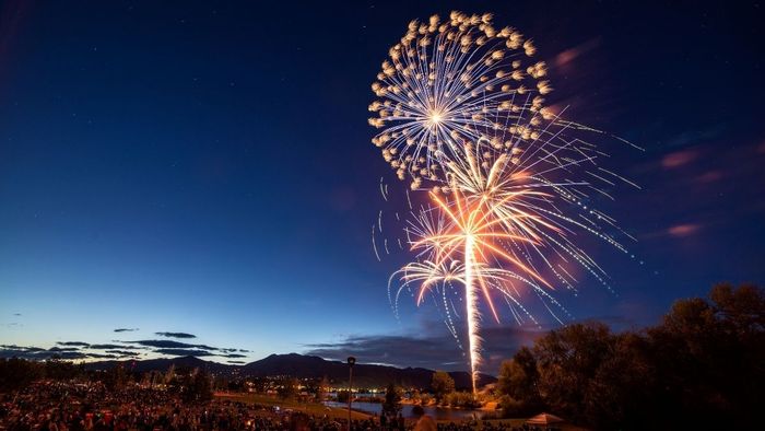 Hình nền Tết 2025 pháo hoa rực rỡ