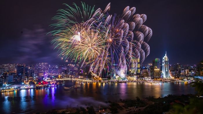 Hình nền Tết Ất Tỵ 2025 pháo hoa rực rỡ nhất