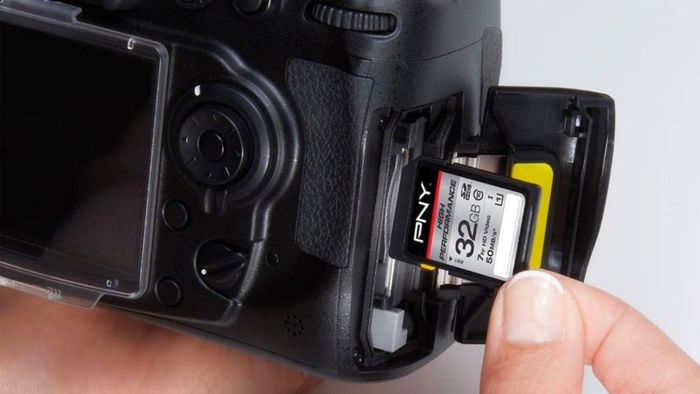 Lý do máy ảnh không nhận thẻ nhớ là gì?