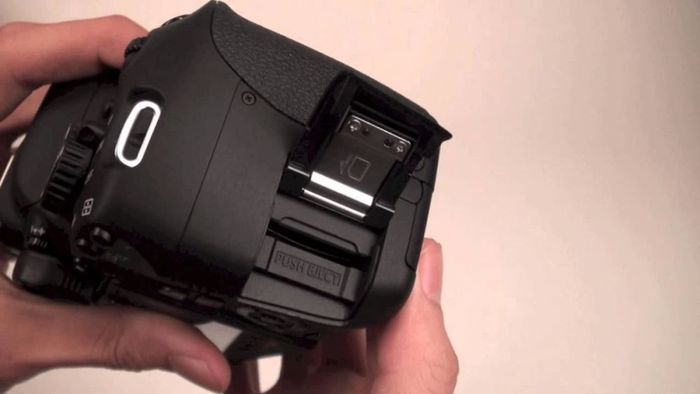 Cách xử lý khi máy ảnh không nhận thẻ nhớ là kiểm tra kết nối của thiết bị