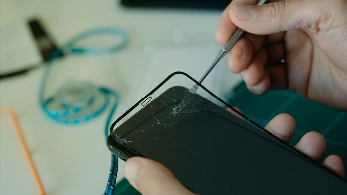 Tháo miếng dán màn hình để khắc phục lỗi điện thoại bật nguồn nhưng không lên màn hình