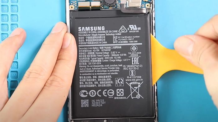 Thay pin để khắc phục tình trạng điện thoại bật nguồn nhưng màn hình không sáng