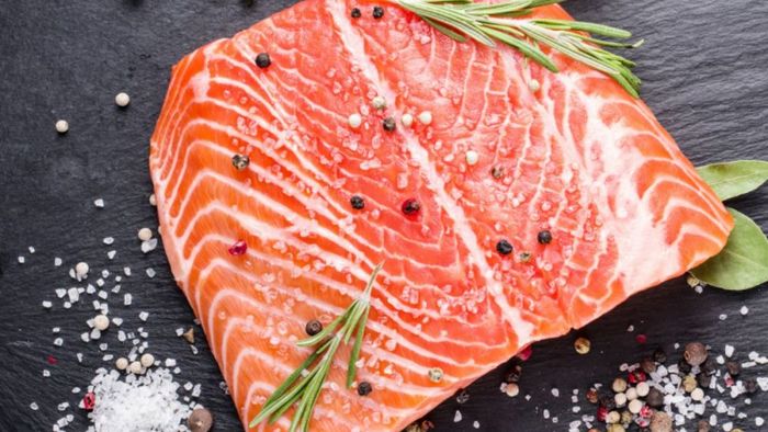 Cá hồi nướng bơ tỏi bằng nồi chiên không dầu bước 2