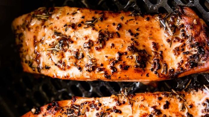 Cá hồi nướng bơ tỏi trong nồi chiên không dầu bước 3