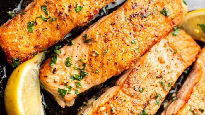 Cá hồi nướng bơ tỏi trong nồi chiên không dầu