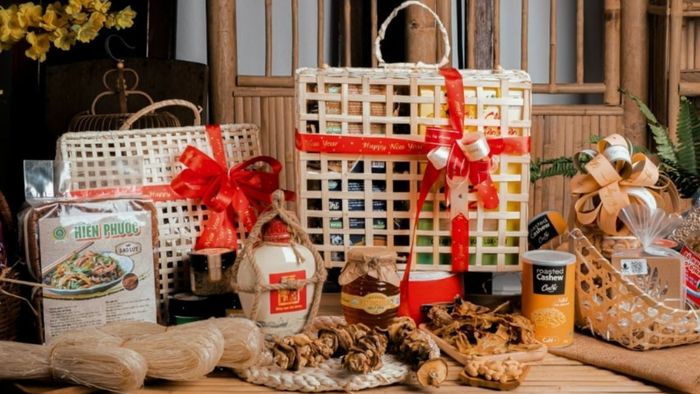 Giỏ quà Tết 300k với thiết kế tinh tế, mang đến món quà đầy ý nghĩa trong dịp lễ Tết