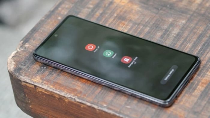 Khởi động lại điện thoại khi gặp lỗi sạc không vào pin trên máy Samsung