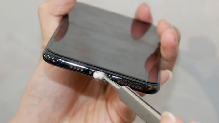 Kiểm tra và vệ sinh cổng sạc khi điện thoại Samsung không nhận sạc