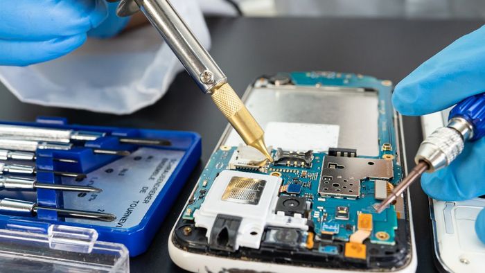 Thay pin chính hãng để giải quyết tình trạng điện thoại Samsung không thể sạc vào pin.