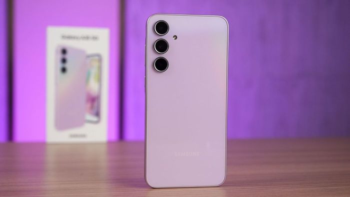 Dòng điện thoại Samsung A mới nhất mang đến những trải nghiệm ấn tượng với thiết kế trẻ trung, màn hình sắc nét và hiệu năng ổn định, đáp ứng nhu cầu sử dụng của nhiều đối tượng khách hàng.