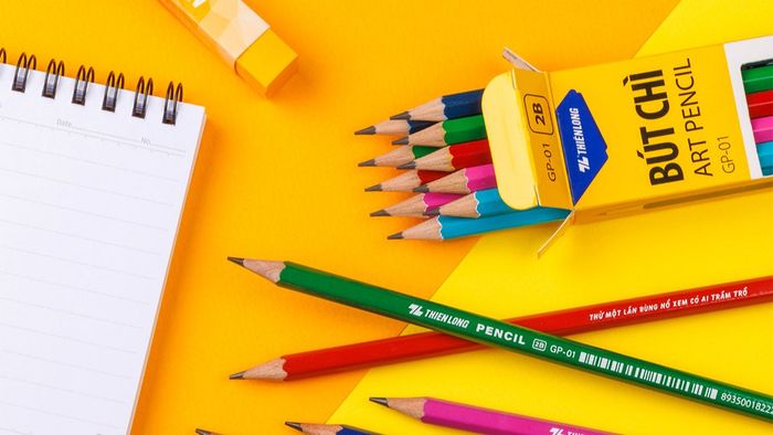 Chuẩn bị dụng cụ để vẽ tranh về mẹ là bước đầu tiên quan trọng giúp bạn hoàn thiện tác phẩm một cách tốt nhất