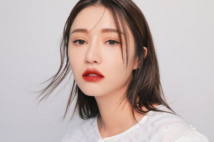 Son đỏ đất phù hợp với làn da trắng