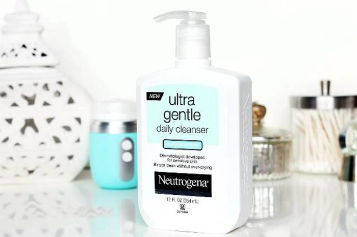 Sữa rửa mặt không tạo bọt cho da nhạy cảm Neutrogena Ultra Gentle Daily Cleanser