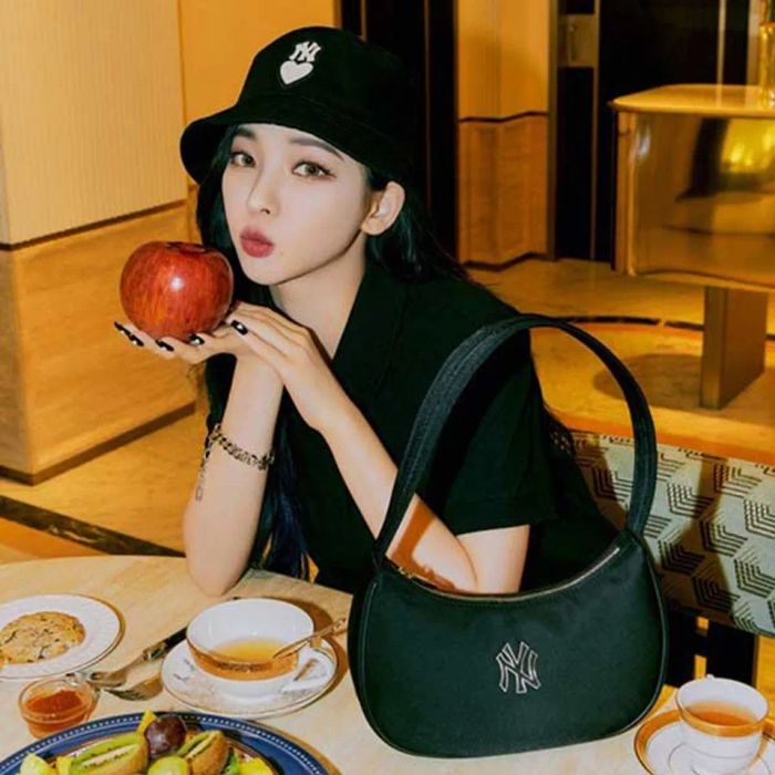 Túi kẹp nách MLB Nylon Hobo New York Yankees đen sang trọng