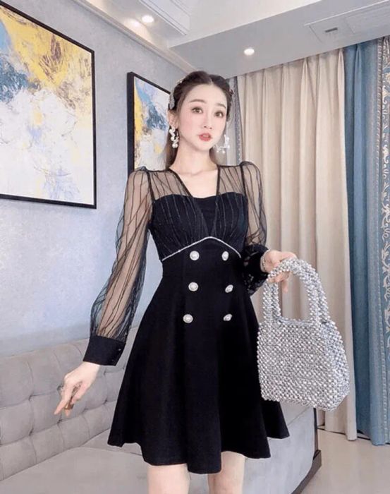 Đầm đen phối với túi xách ánh kim
