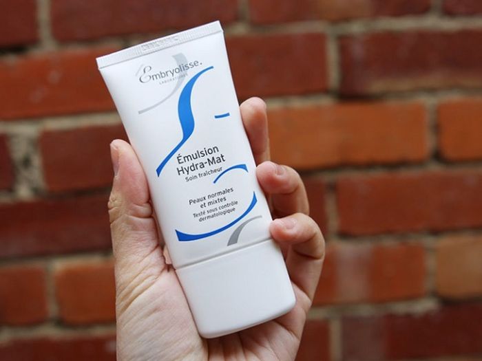 Kem dưỡng ẩm Embryolisse dành riêng cho làn da dầu mụn, giúp kiểm soát bã nhờn và giữ cho làn da luôn khô thoáng, mịn màng.