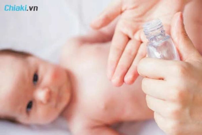 Cách sử dụng dầu tràm để bảo vệ bé khỏi gió 