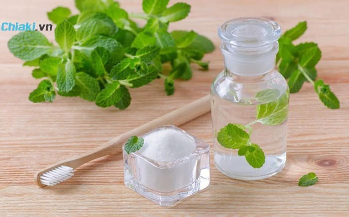 Nên sử dụng nước súc miệng thảo mộc hay không?