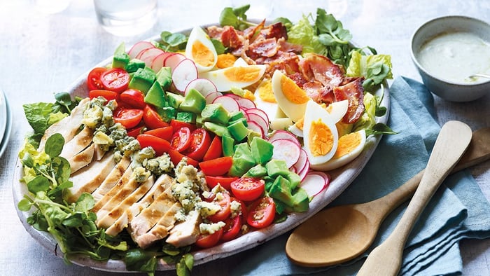 Salad Cobb là gì? Hướng dẫn làm salad Cobb đơn giản tại nhà